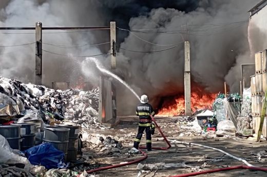 Karnyújtásra a katasztrófától. Példátlan összefogás és emberfeletti munka kellett az elmúlt évtizedek legnagyobb tűzesetének megfékezéséhez