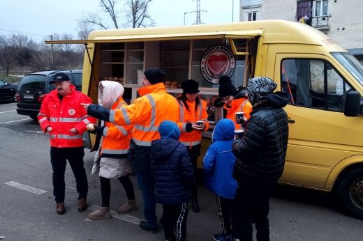Két és fél hétig, minden délután osztottak élelmiszert a Maurer Alapítvány Barátság Egyesület munkatársai