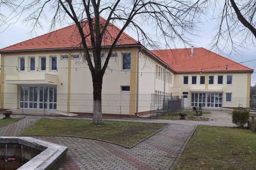 Egy lépéssel közelebb a használatba vételhez: megtörtént a műszaki átadása az avasújvárosi kultúrotthonnak