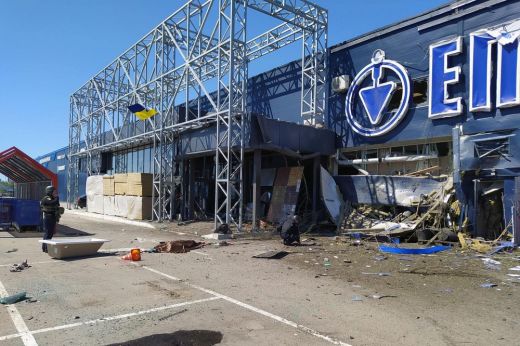 Az orosz erők csapást mértek Herszon egyetlen működő hipermarketjére. Többen meghaltak