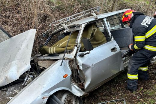 Nehéz mentés Avaslekencén: a tűzoltók szabadították ki az idős sofőrt