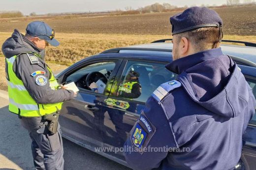 Ketten is hamis jogsival buktak le a határrendészek közúti ellenőrzései során