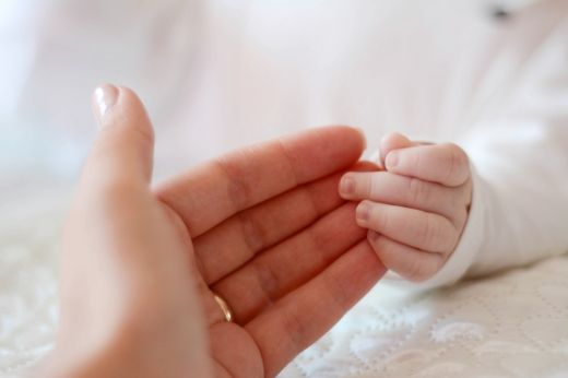 Támogatás a hátrányos helyzetű anyáknak és újszülötteknek