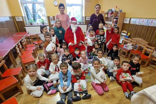 A Mikulás meglátogatta a mezőteremi ovisokat és kisiskolásokat - Videó