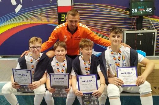 A szatmári vívóiskola a 7. bajnoki címnél tart: csapatversenyben és az U9-es korosztályban is szatmári győztest avattak