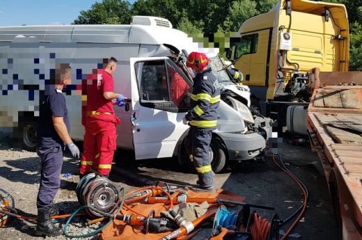 A tűzoltóknak kellett kivágni a sofőrt az összeroncsolódott furgonból