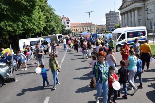 Gyermeknap a rendőrökkel