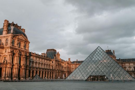A Louvre kirablása után a Böcker vitte el a koronát
