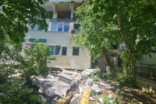 Robbanás történt egy fővárosi lakóházban, egy sérültet egy betonlap alól kellett kiemelni