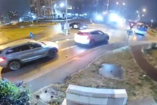 Rakétaként repült át a körforgalom és másik két kocsi felett egy autó Nagyváradon