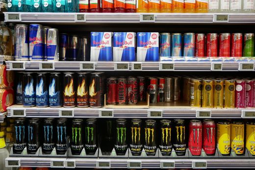 Elfogadta a szenátus az energiaitalok forgalmazását kiskorúak számára tiltó törvénytervezetet