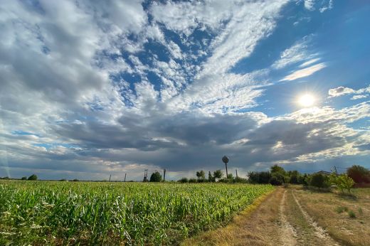 Marad a kánikula, de naponta előfordulhatnak rövid, elszórt záporok is