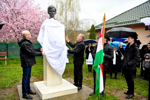 Felavatták Petőfi Sándor mellszobrát Dobrán - KÉPGALÉRIA