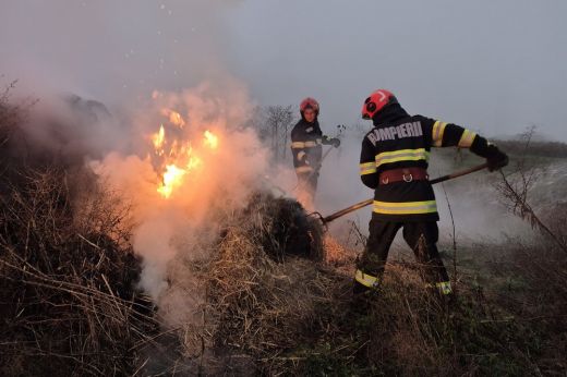 Szénabálák kaptak lángra Decebalon. Megállapították a tűz okát is