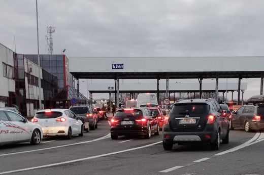 Továbbra is jelentős a torlódás a Szatmár megyei határátkelők kilépő oldalán. Peténél és Csanálosnál is vörös kód van érvényben