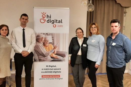 A digitális világba kalauzolják el az időseket a Szatmár Megyei Könyvtár munkatársai