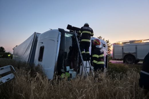 Magyar kamionsofőr szenvedett balesetet Józsefháza és Apa között. Pozitív lett az alkoholszondás vizsgálat eredménye