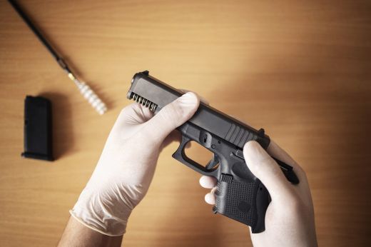 A rendőrség kopogtatott egy férfinál, miután az nem adta le időben a fegyvereit