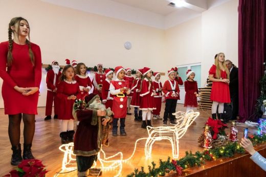 Lázáriban közösen, adventi gyertyagyújtással és gyermekek műsorával várták a karácsonyt - Képgaléria