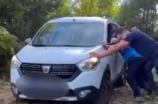 Forduljon balra, majd haladjon tovább a sártengeren át. GPS vitte tévútra a hétfős családot - VIDEÓ