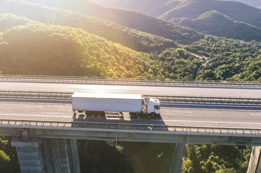 Több megyében korlátozzák a 7,5 tonnánál nagyobb össztömegű járművek forgalmát; erdélyi megyék is érintettek