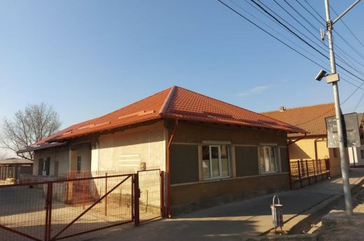 Zajlik a visszakapott egyházi iskola felújítása Halmiban