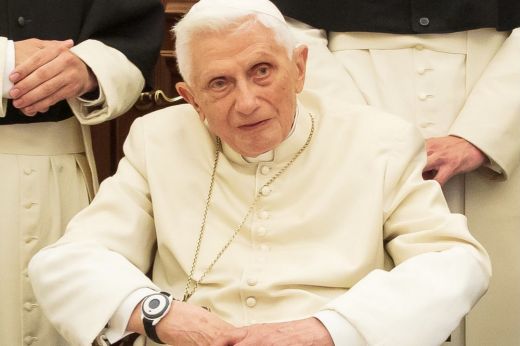 Vatikáni szóvivő: súlyos, de stabil XVI. Benedek állapota