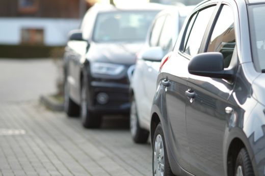 Hallgatólagosan elfogadta a szenátus a KRESZ-módosítást, amely szerint városokban tilos járó motorral parkolni
