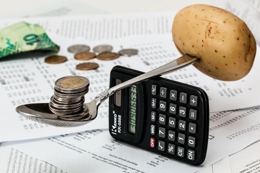 Csak mértékkel a karácsonyi nagy vásárlásokkal. 2023 nehéz év lesz a közgazdász szerint
