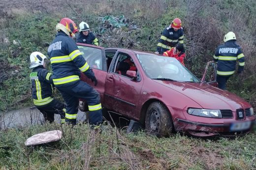 Közlekedési baleset Lázárinál: egy férfit a tűzoltóknak kellett kiszabadítaniuk az autóból – KÉPEK