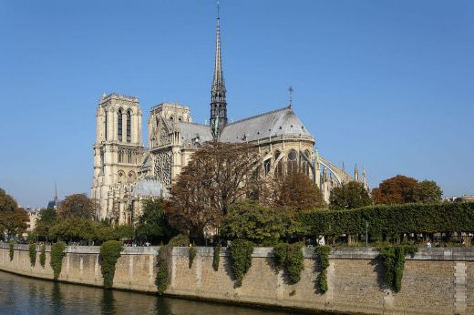 Visszahelyezték a kakast a párizsi Notre-Dame-székesegyház tornyára