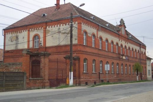 Halmi. Pályázatot nyújtottak be a Piros iskola felújítására