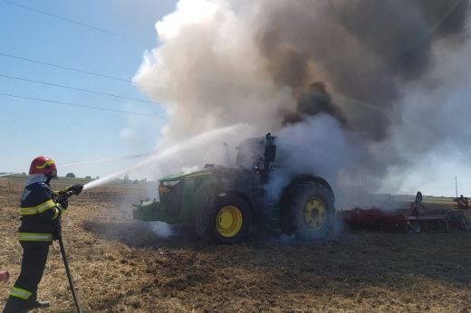 Munka közben kapott lángra egy traktor Lázáriban