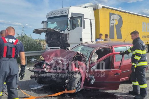 Frontálisan ütközött egy személygépkocsi és egy teherautó Nagykároly közelében