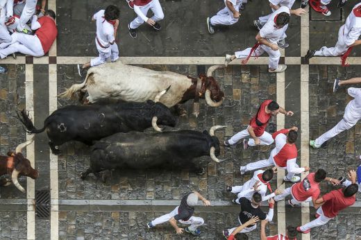 Két év szünet után Pamplonában ismét kezdetét vette a bikafuttatásról híres San Fermín-ünnep