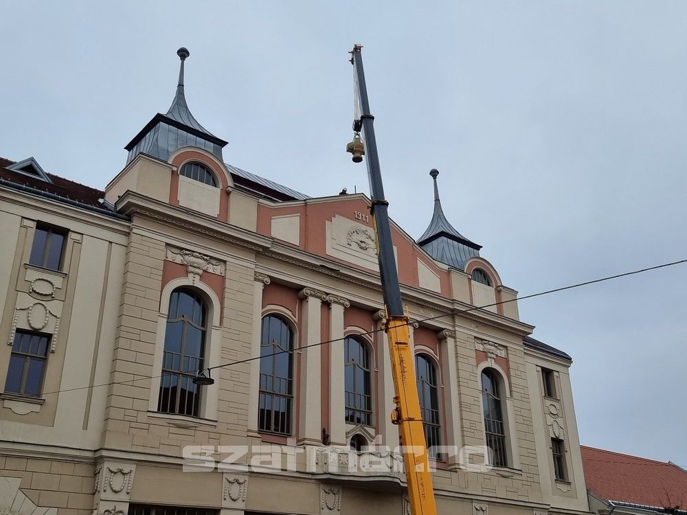 Szatmárnémeti Iparosotthon csúcsdísz visszahelyezés