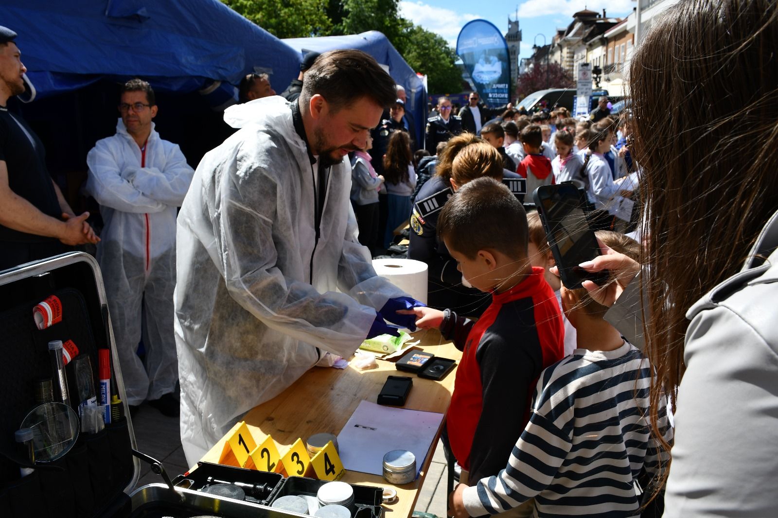 Gyereknap a rendőrséggel