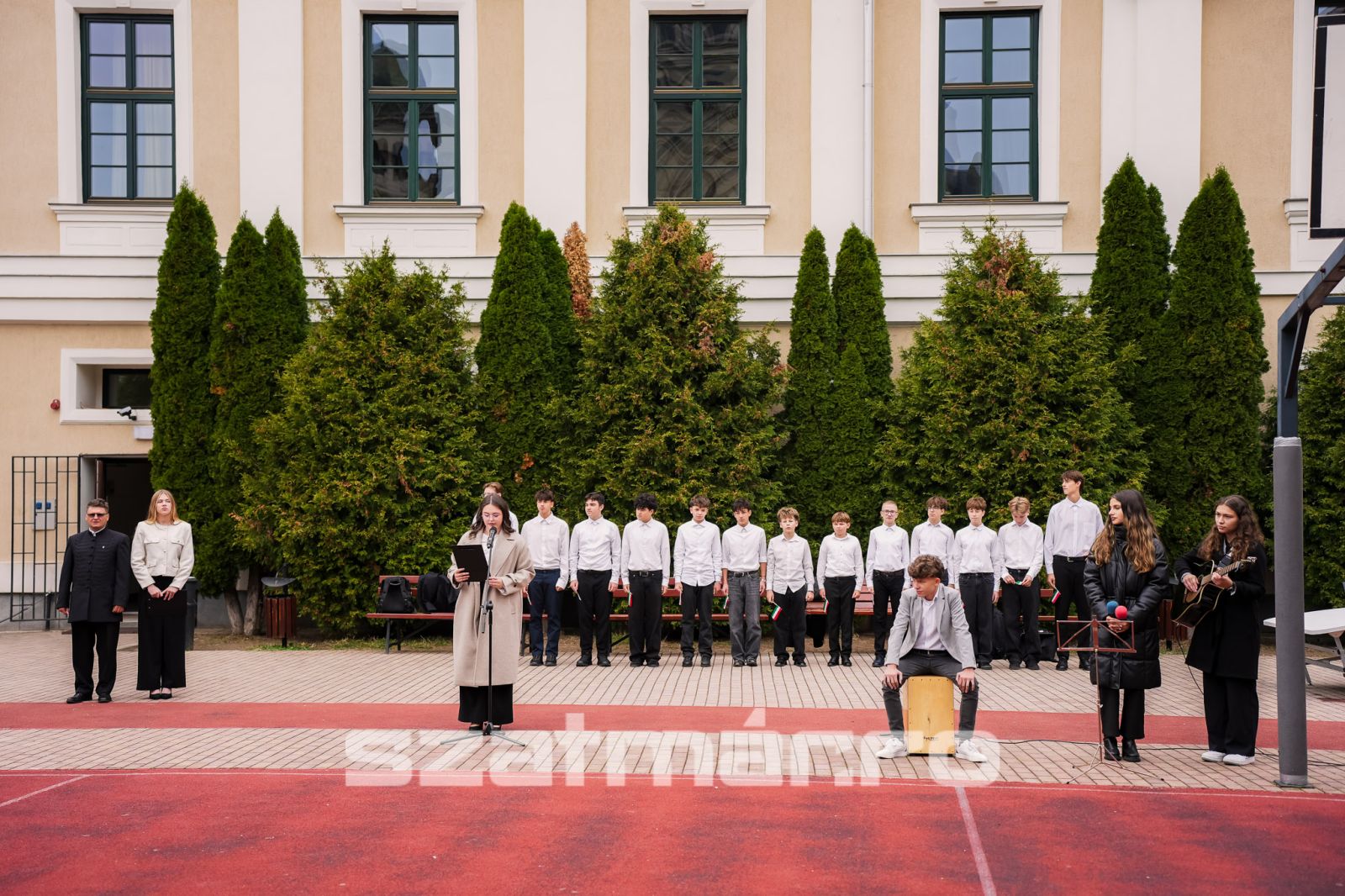 Október 6 - Hám János - 2025